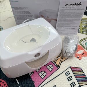 Munchkin White Wipe Warmer with Top-Down System. Glowing night-light.